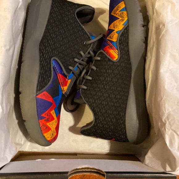 Jordan eclipse size 4y - Picture 4 of 4